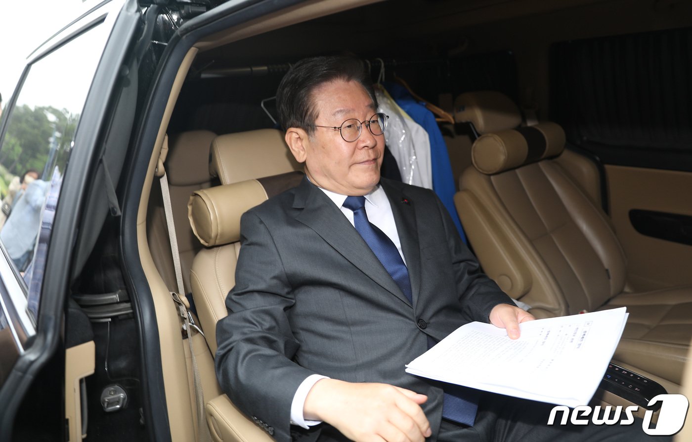 본문 이미지 - 이재명 더불어민주당 대표가 7일 오전 서울 여의도 국회 본청 앞 계단에서 열린 10.29 이태원 참사 진상규명특별법 제정 촉구 국회 앞 유가족 농성 시작 기자회견을 마치고 차량을 타고 이동하고 있다. 2023.6.7/뉴스1 ⓒ News1 임세영 기자