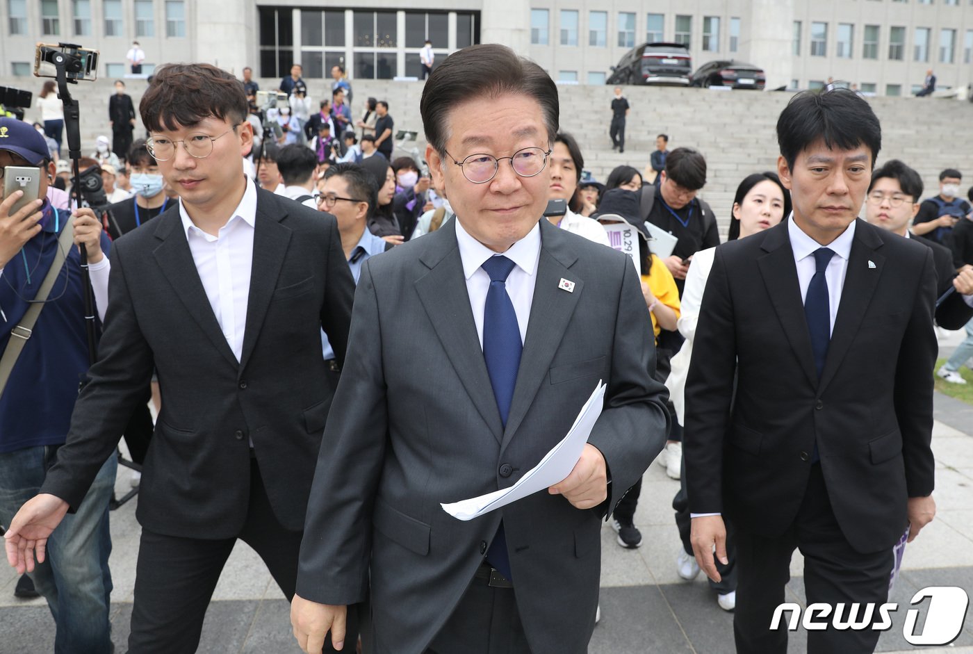 이재명 더불어민주당 대표가 7일 오전 서울 여의도 국회 본청 앞 계단에서 열린 10.29 이태원 참사 진상규명특별법 제정 촉구 국회 앞 유가족 농성 시작 기자회견을 마치고 국회를 나서고 있다. 2023.6.7/뉴스1 ⓒ News1 임세영 기자