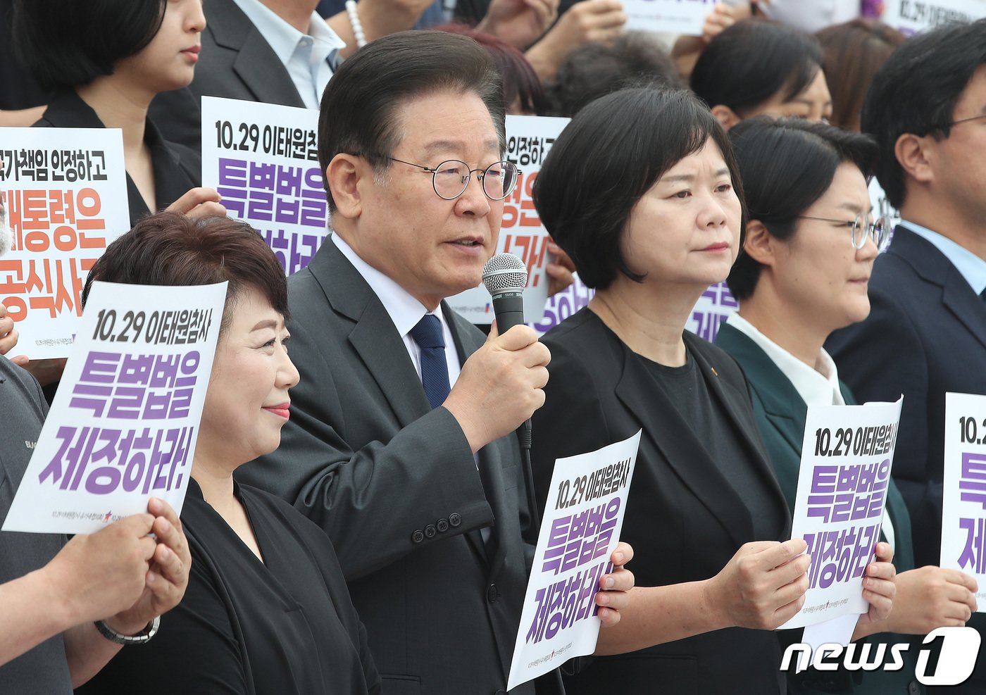 이재명 더불어민주당 대표가 7일 오전 서울 여의도 국회 본청 앞 계단에서 열린 10.29 이태원 참사 진상규명특별법 제정 촉구 국회 앞 유가족 농성 시작 기자회견에서 발언을 하고 있다. 2023.6.7/뉴스1 ⓒ News1 임세영 기자