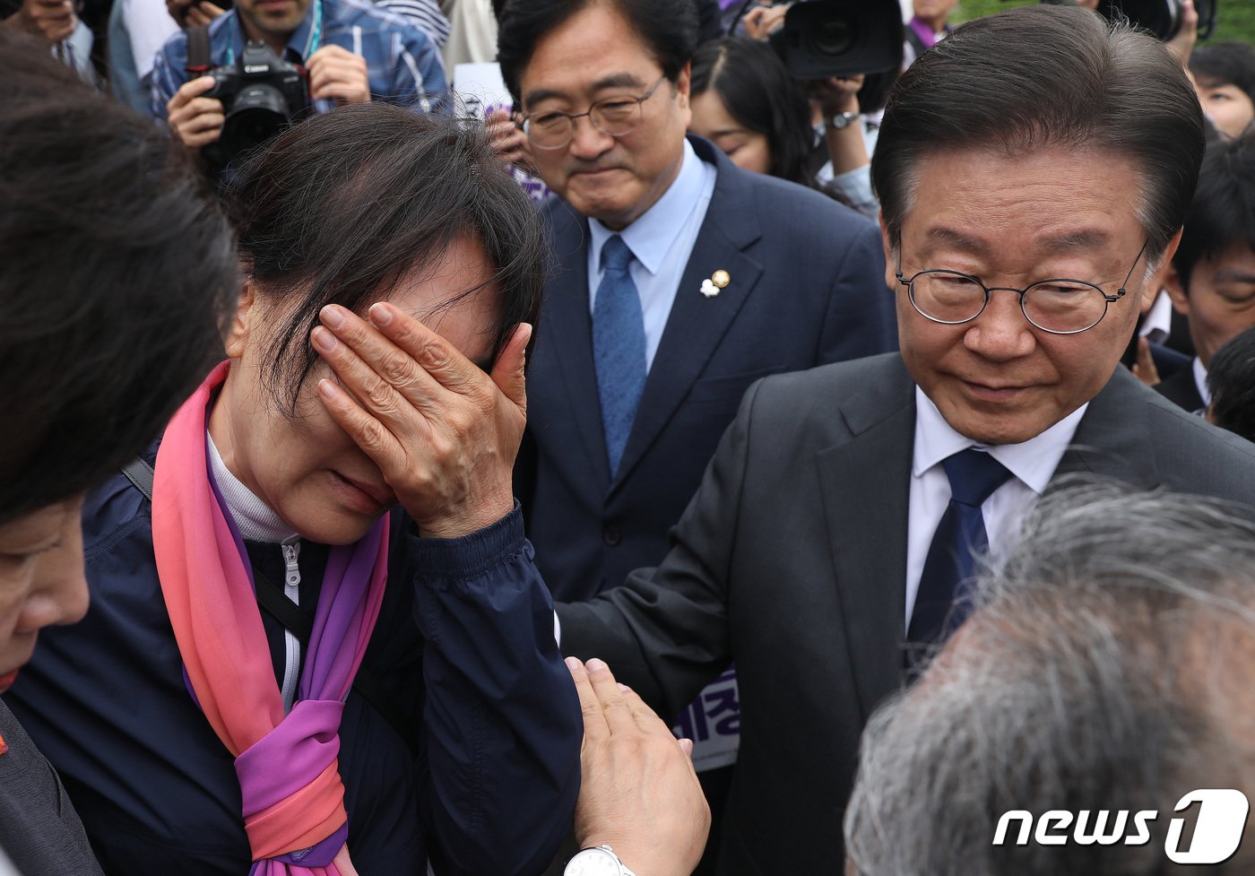 이재명 더불어민주당 대표가 7일 오전 서울 여의도 국회 본청 앞 계단에서 열린 10.29 이태원 참사 진상규명특별법 제정 촉구 국회 앞 유가족 농성 시작 기자회견에서 눈물을 흘리는 유가족을 위로하고 있다. 2023.6.7/뉴스1 ⓒ News1 임세영 기자