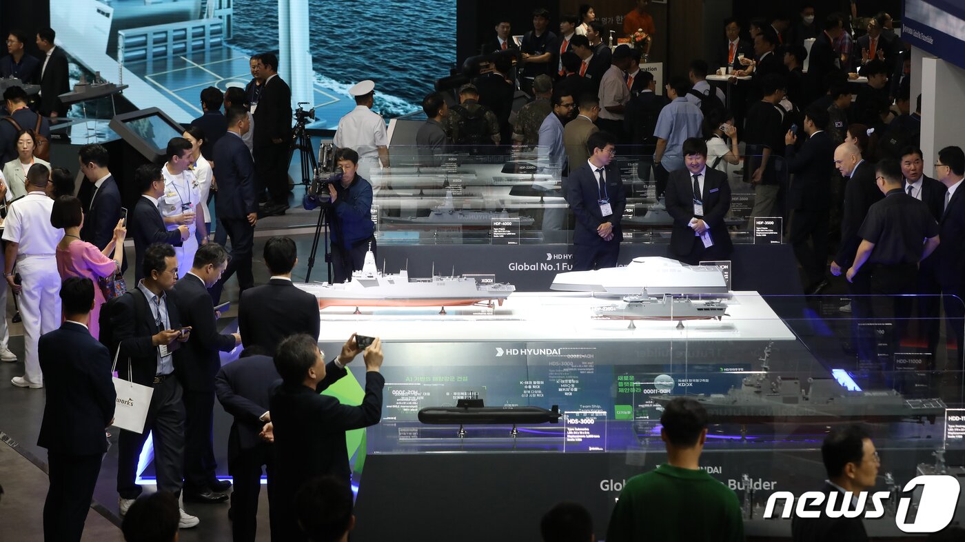 본문 이미지 - 7일 부산 해운대구 벡스코에서 열린 &#39;2023 부산국제조선해양대제전&#39;에서 참가자들이 HD현대 부스에서 차세대 한국형 구축함&#40;KDDX&#41; 등 함정 모형을 둘러보고 있다. 2023.6.7/뉴스1 ⓒ News1 윤일지 기자