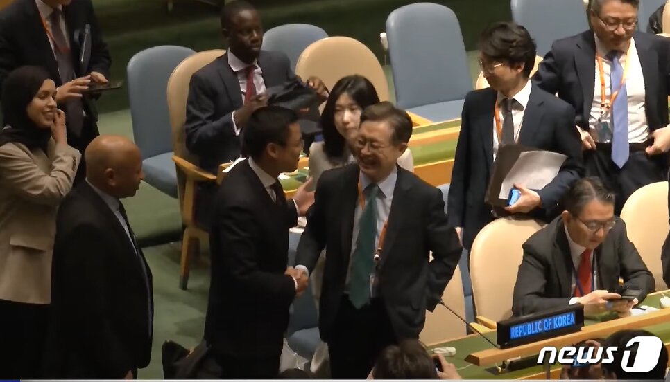 본문 이미지 - 6일(현지시간) 미국 뉴욕 유엔본부에서 열린 총회 비상임이사국 선거에서 한국이 192개 회원국 중 3분의 2 이상인 180개국의 찬성표를 획득해 2024년부터 2025년까지 안보리 비상임이사국으로 선출된 가운데 황준국 주 유엔대사(왼쪽)가 미소를 짓고 있다. (유튜브 갈무리) 2023.6.7/뉴스1