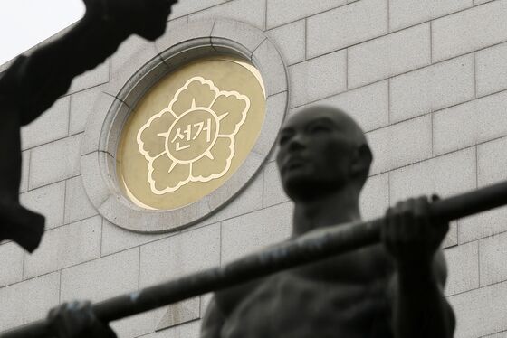 대선 앞두고 '부정선거론' 또 들썩…선관위 앞 집결한 尹 지지자들