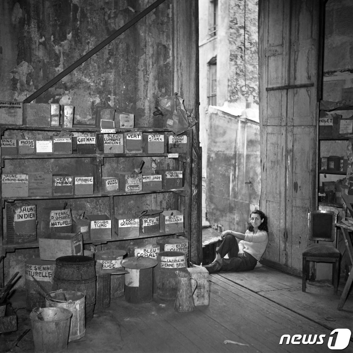 본문 이미지 - 1953년 파블로 피카소의 연인이자 프랑스 화가 프랑수아즈 질로가 프랑스 수도 파리의 한 화실에서 포즈를 취하고 있다. ⓒ AFP=뉴스1 ⓒ News1 정윤미 기자