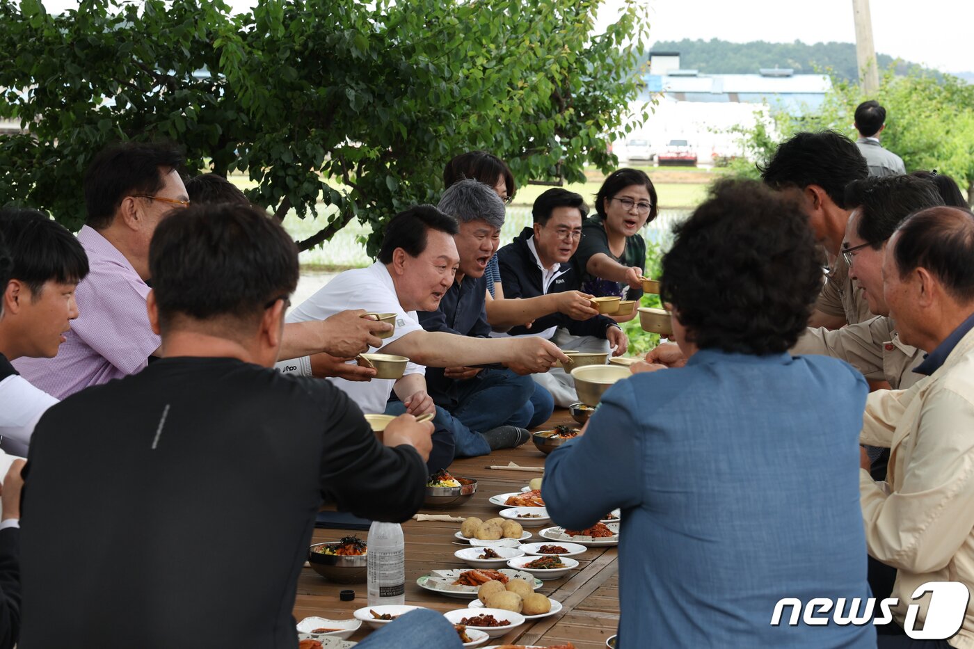 본문 이미지 - 윤석열 대통령이 7일 충남 부여군 임천면 '꿈에영농조합법인'의 모내기 작업 현장을 방문해 모내기 작업에 참여한 후 농민들과 새참을 함께 하며 막걸리로 건배하고 있다. (대통령실 제공) 2023.6.7/뉴스1 ⓒ News1 오대일 기자