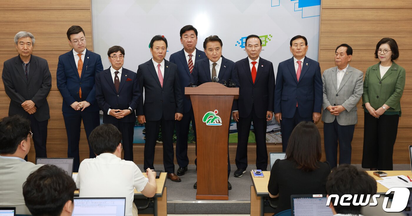 본문 이미지 - 김영환 충북지사 등이 7일 도청 브리핑룸에서 충청권광역철도 청주도심 통과 노선과 관련한 브리핑을 하고 있다.(충북도 제공)