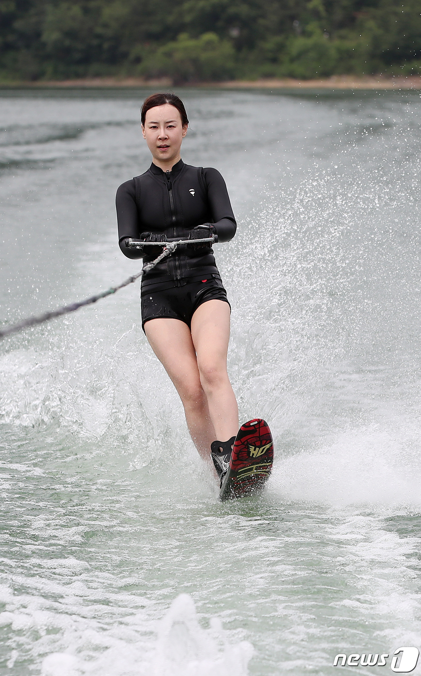 (대구=뉴스1) 공정식 기자 = 7일 오후 대구 동구 봉무공원 내 핀스파크를 찾은 시민이 수상스키를 타고 물살을 가르며 초여름 더위를 씻어내고 있다. 2023.6.7/뉴스1