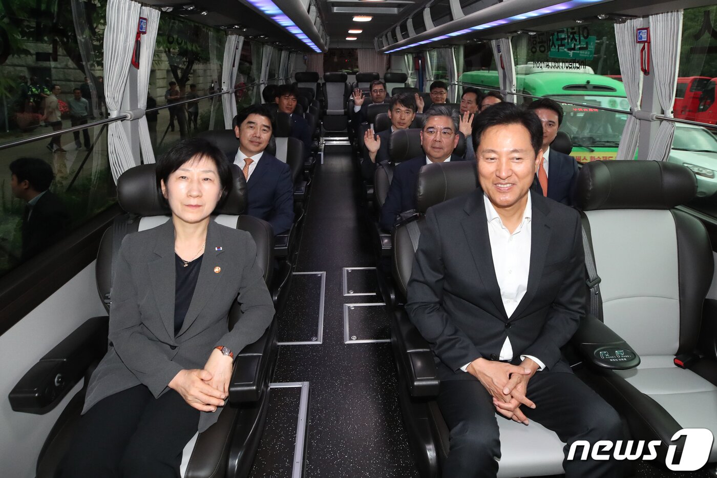 본문 이미지 - 오세훈 서울시장, 한화진 환경부 장관 등 참석자들이 7일 오후 서울 중구 서울시청에서 열린 수소모빌리티 선도도시 업무협약식을 마치고 수소버스에 시승해보고 있다. (공동취재) 2023.6.7/뉴스1 ⓒ News1 허경 기자