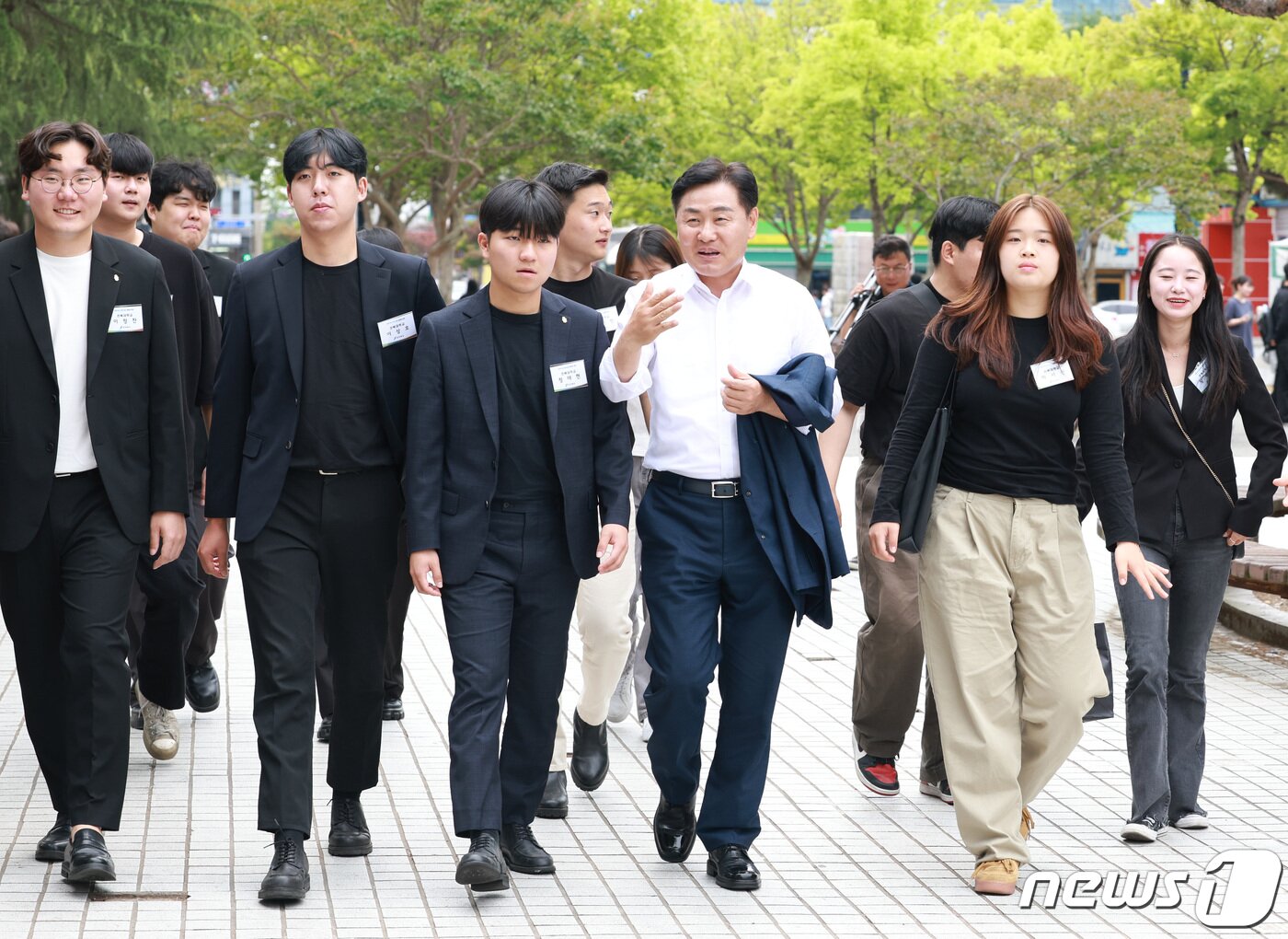 본문 이미지 - 7일 김관영 전북지사가 도내 대학생들과 함께 걸으며 이차전지 특화단지 새만금 유치의 필요성 등을 설명하고 있다. 김 지사는 이날 결의대회에 앞서 전북대, 우석대 학생 18명과 오찬을 함께하며 전북 발전에 앞장서 준 대학생들을 격려하고 소통하는 시간을 가졌다. 2023.6.7.(전북도 제공)/뉴스1 