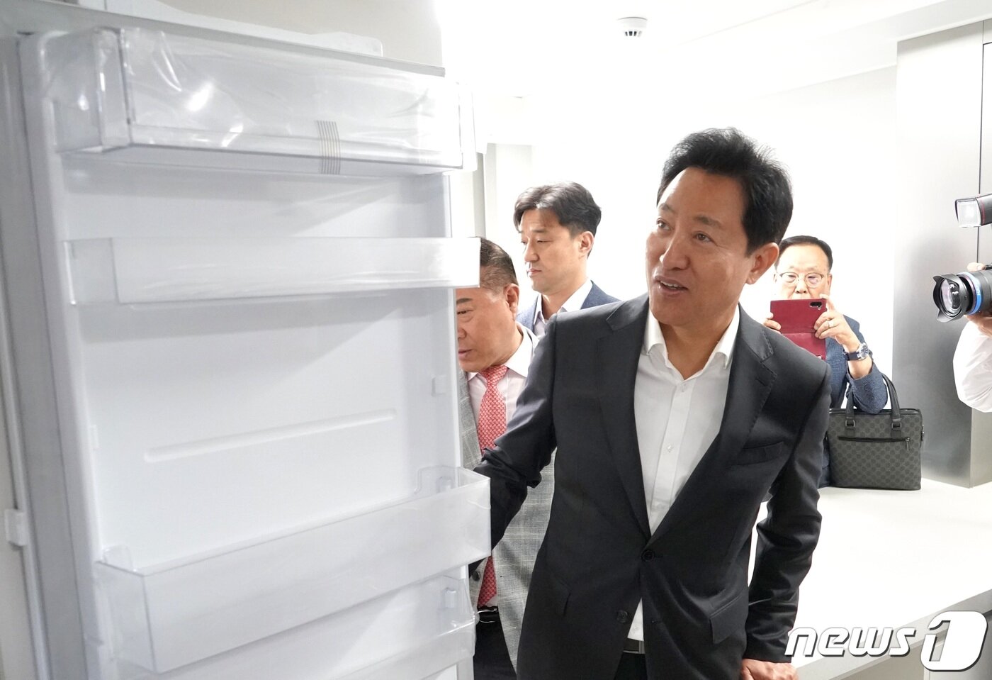 본문 이미지 - 오세훈 서울시장이 서울 은평구 대조동 청년안심주택을 살펴보고 있다. (서울시 제공) /뉴스1