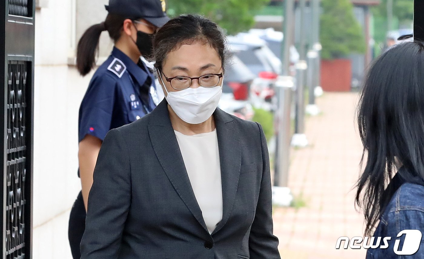 본문 이미지 - 이태원 참사 부실대응 혐의로 구속 기소된 박희영 용산구청장이 7일 서울 구로구 서울남부구치소에서 보석으로 석방돼 나오고 있다. 서울서부지법 형사합의11부는 박 구청장과 최원준 전 용산구청 안전재난 과장의 보석 청구를 인용했다. 2023.6.7/뉴스1 ⓒ News1 장수영 기자