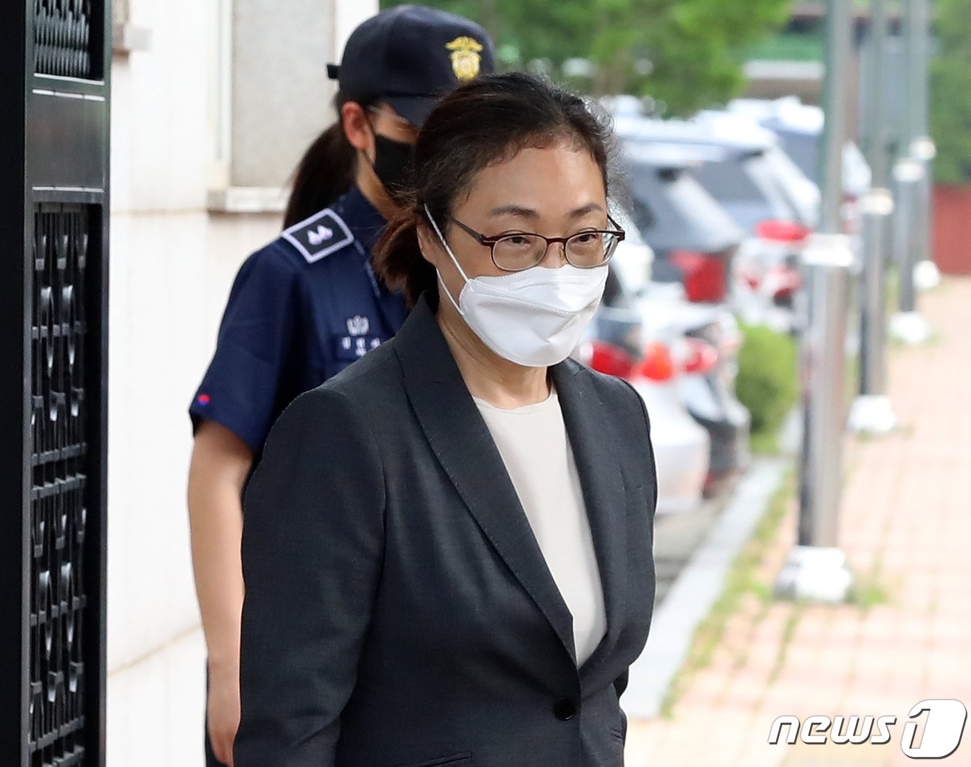 본문 이미지 - 이태원 참사 부실대응 혐의로 구속 기소된 박희영 용산구청장이 7일 서울 구로구 서울남부구치소에서 보석으로 석방돼 나오고 있다.  2023.6.7/뉴스1 ⓒ News1 장수영 기자