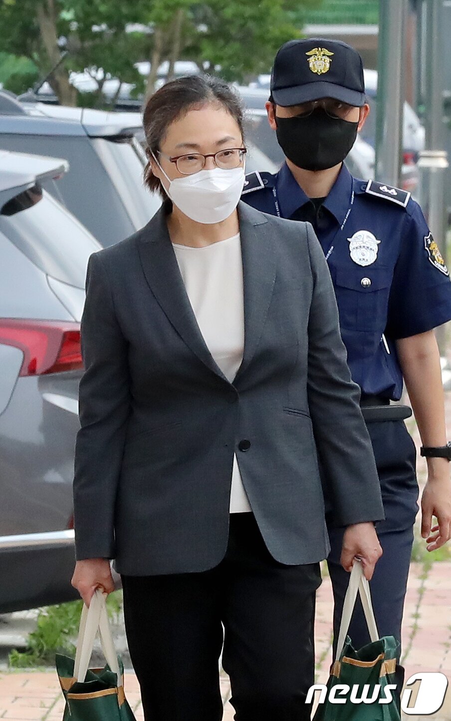 본문 이미지 - 이태원 참사 부실대응 혐의로 구속 기소된 박희영 용산구청장이 7일 서울 구로구 서울남부구치소에서 보석으로 석방돼 나오고 있다. 서울서부지법 형사합의11부는 박 구청장과 최원준 전 용산구청 안전재난 과장의 보석 청구를 인용했다. 2023.6.7/뉴스1 ⓒ News1 장수영 기자