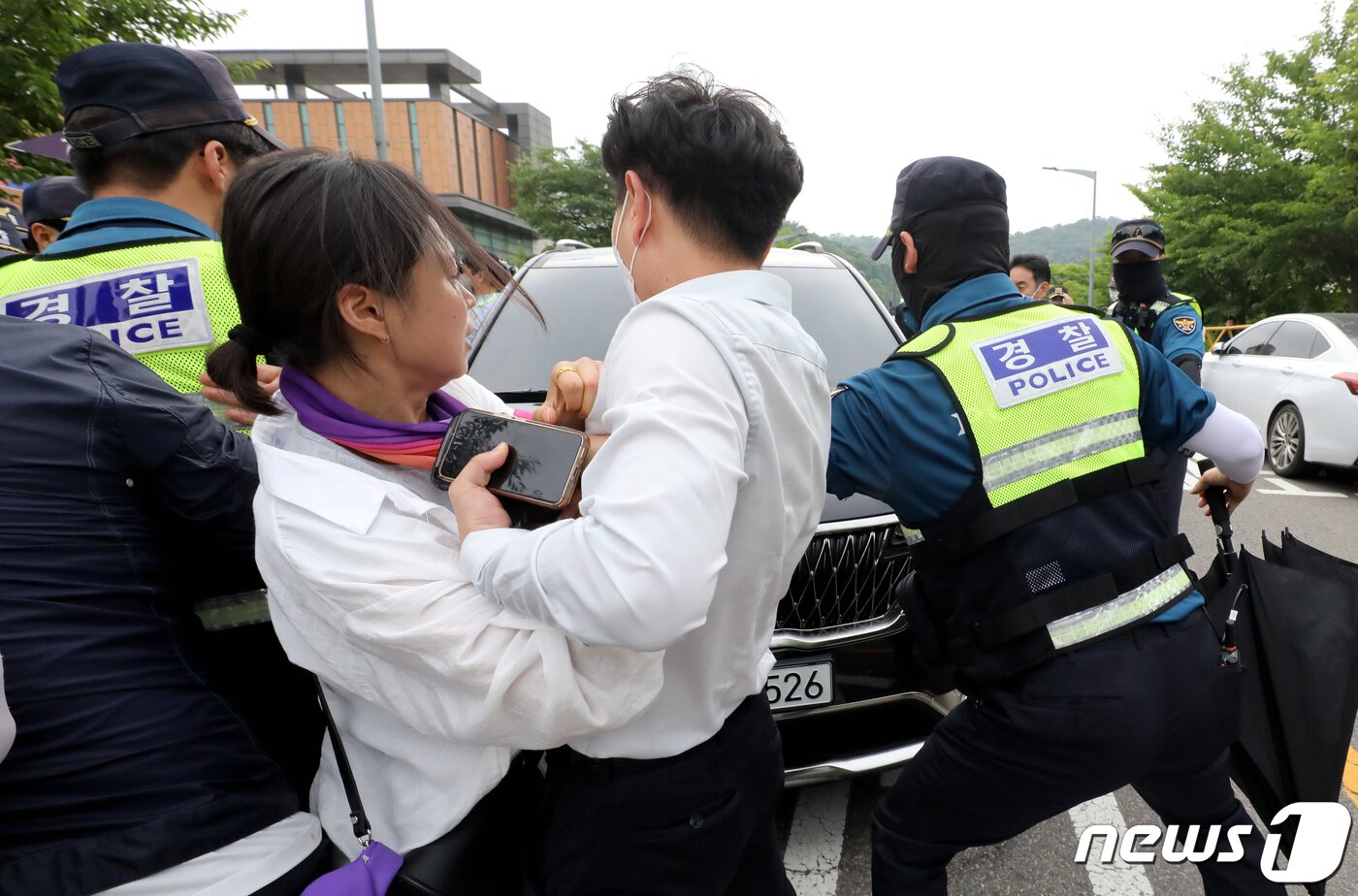 본문 이미지 - 7일 서울 구로구 서울남부구치소에서 보석 석방된 박희영 용산구청장의 차량 앞으로 10.29 이태원 참사 유가족협의회가 가로막자 경찰이 저지하고 있다. 이태원 참사 부실대응 혐의로 구속 기소된 박희영 용산구청장이 서울서부지법 형사합의11부는 박 구청장과 최원준 전 용산구청 안전재난 과장의 보석 청구를 인용했다. 2023.6.7/뉴스1 ⓒ News1 장수영 기자