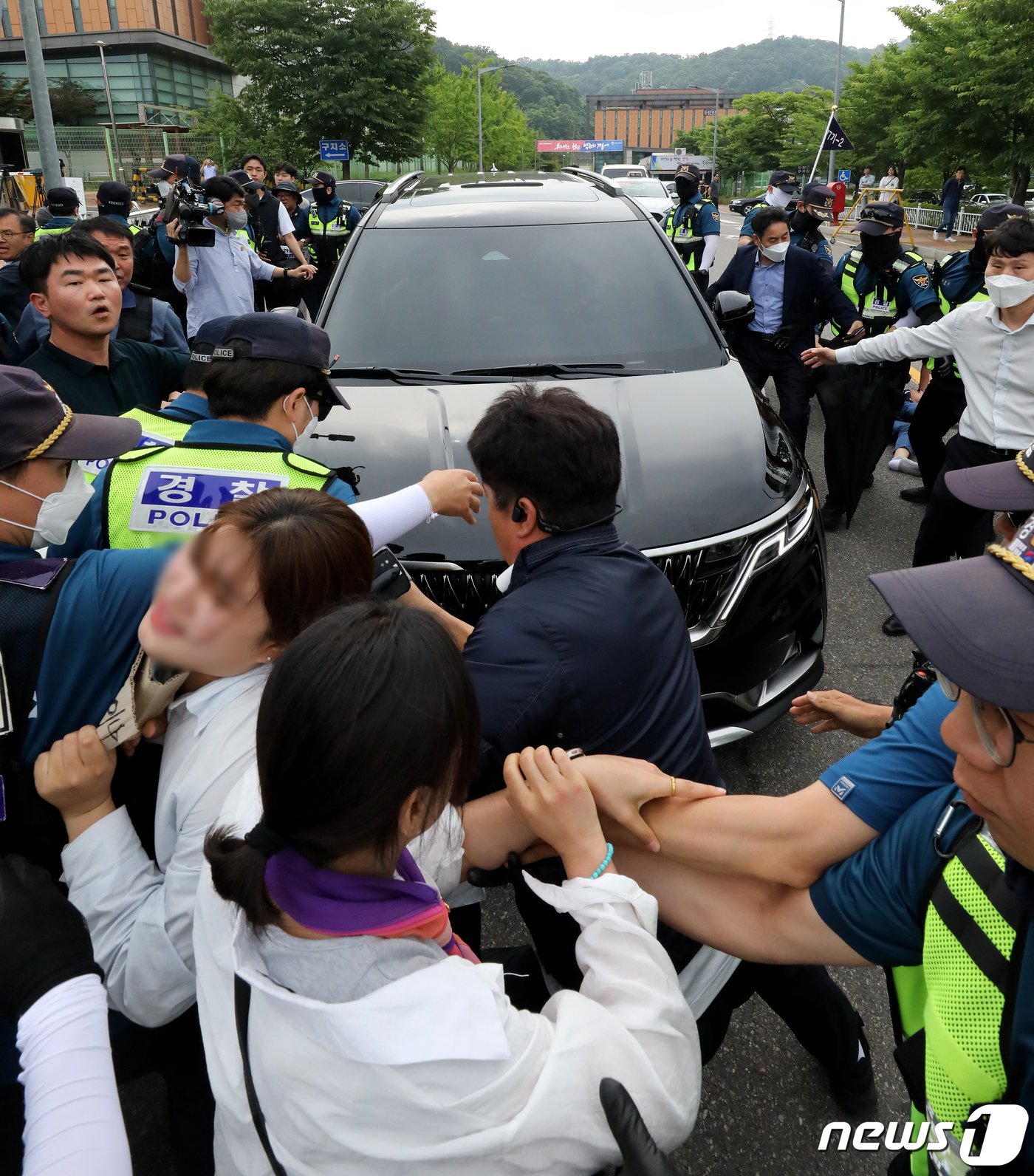 본문 이미지 - 7일 서울 구로구 서울남부구치소에서 보석 석방된 박희영 용산구청장의 차량 앞으로 10.29 이태원 참사 유가족협의회가 가로막자 경찰이 저지하고 있다.  2023.6.7/뉴스1 ⓒ News1 장수영 기자