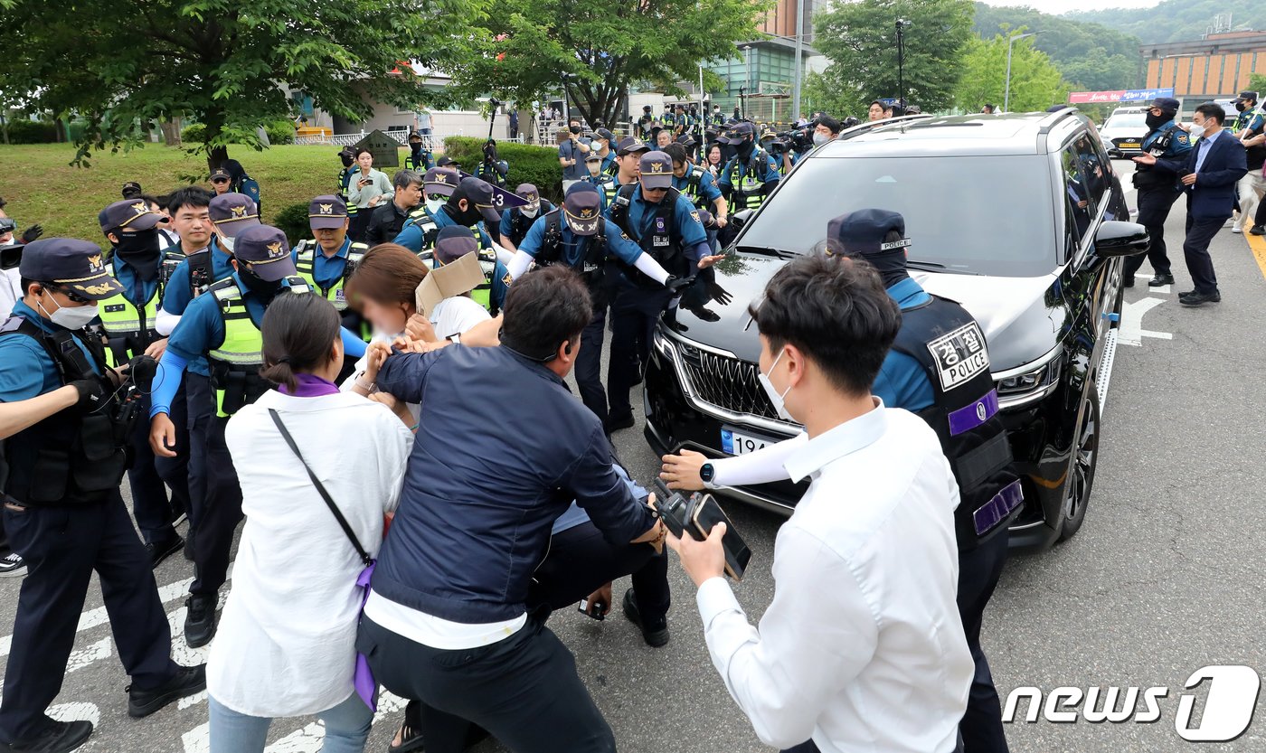 본문 이미지 - 7일 서울 구로구 서울남부구치소에서 보석 석방된 박희영 용산구청장의 차량 앞으로 10.29 이태원 참사 유가족협의회가 가로막자 경찰이 저지하고 있다. 서울서부지법 형사합의11부는 박 구청장과 최원준 전 용산구청 안전재난 과장의 보석 청구를 인용했다. 2023.6.7/뉴스1 ⓒ News1 장수영 기자