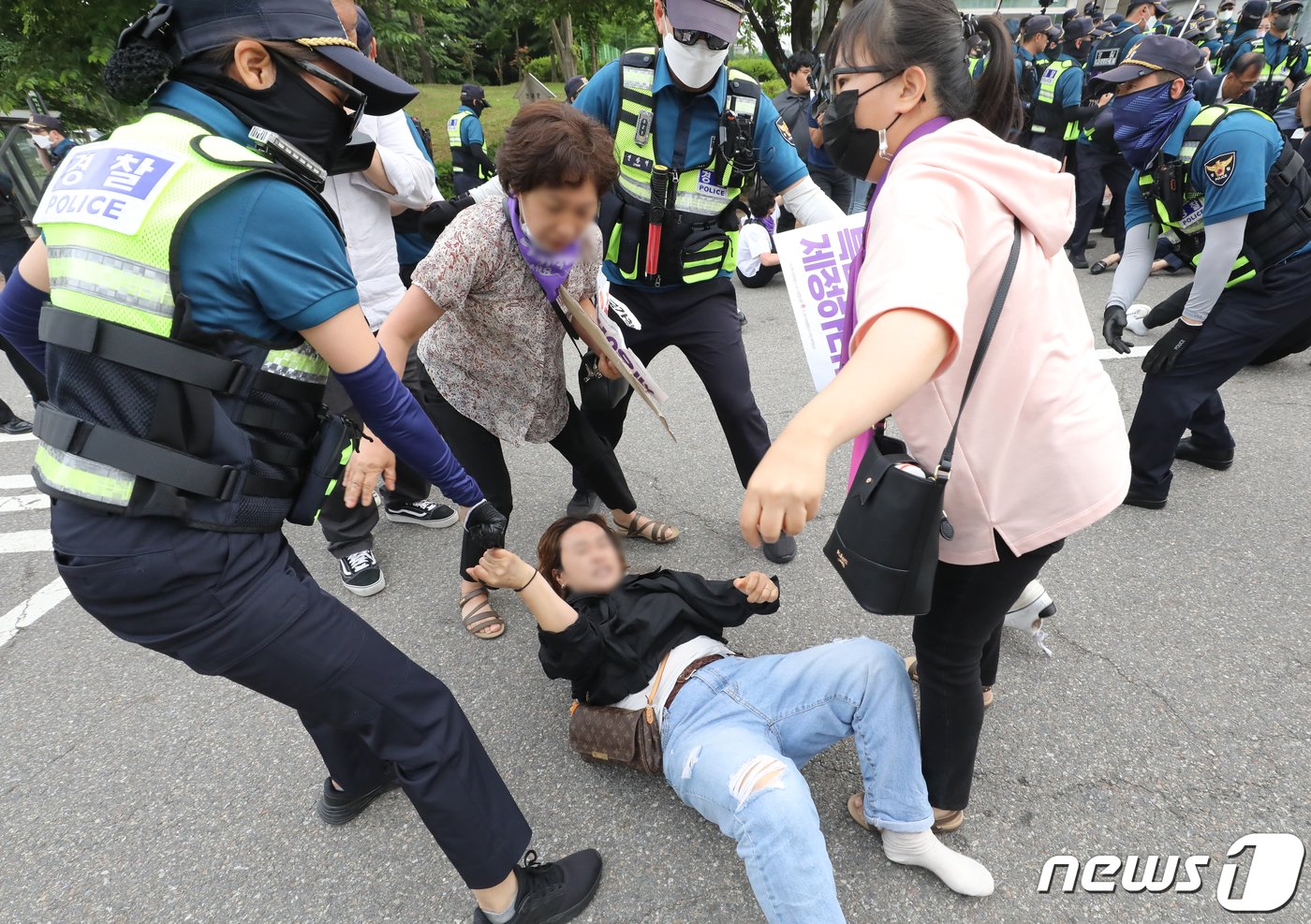 7일 서울 구로구 서울남부구치소에서 보석 석방된 박희영 용산구청장의 차량 앞으로 10.29 이태원 참사 유가족협의회가 가로막자 경찰이 저지하고 있다. 2023.6.7/뉴스1 ⓒ News1 장수영 기자