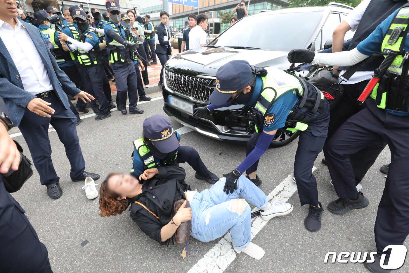 본문 이미지 - 7일 서울 구로구 서울남부구치소에서 보석 석방된 박희영 용산구청장의 차량 앞으로 10.29 이태원 참사 유가족협의회가 가로막자 경찰이 저지하고 있다. 서울서부지법 형사합의11부는 박 구청장과 최원준 전 용산구청 안전재난 과장의 보석 청구를 인용했다. 2023.6.7/뉴스1 ⓒ News1 장수영 기자