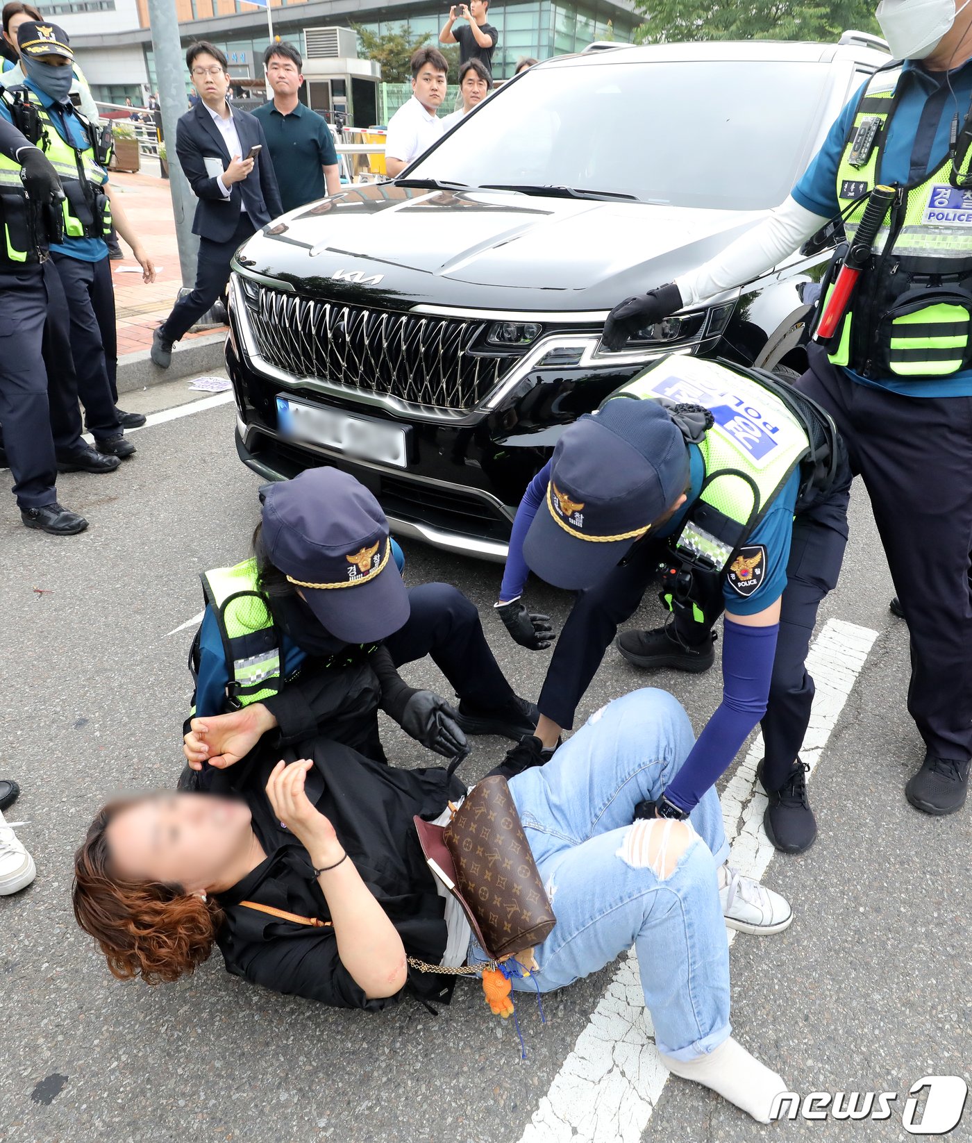 본문 이미지 - 7일 서울 구로구 서울남부구치소에서 보석 석방된 박희영 용산구청장의 차량 앞으로 10.29 이태원 참사 유가족협의회가 가로막자 경찰이 저지하고 있다.  2023.6.7/뉴스1 ⓒ News1 장수영 기자