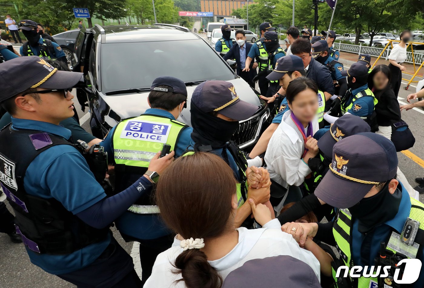 7일 서울 구로구 서울남부구치소에서 보석 석방된 박희영 용산구청장의 차량 앞으로 10.29 이태원 참사 유가족협의회가 가로막자 경찰이 저지하고 있다.  2023.6.7/뉴스1 ⓒ News1 장수영 기자