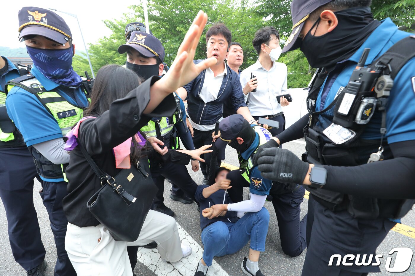 본문 이미지 - 7일 서울 구로구 서울남부구치소에서 보석 석방된 박희영 용산구청장의 차량 앞으로 10.29 이태원 참사 유가족협의회가 가로막자 경찰이 저지하고 있다. 서울서부지법 형사합의11부는 박 구청장과 최원준 전 용산구청 안전재난 과장의 보석 청구를 인용했다. 2023.6.7/뉴스1 ⓒ News1 장수영 기자
