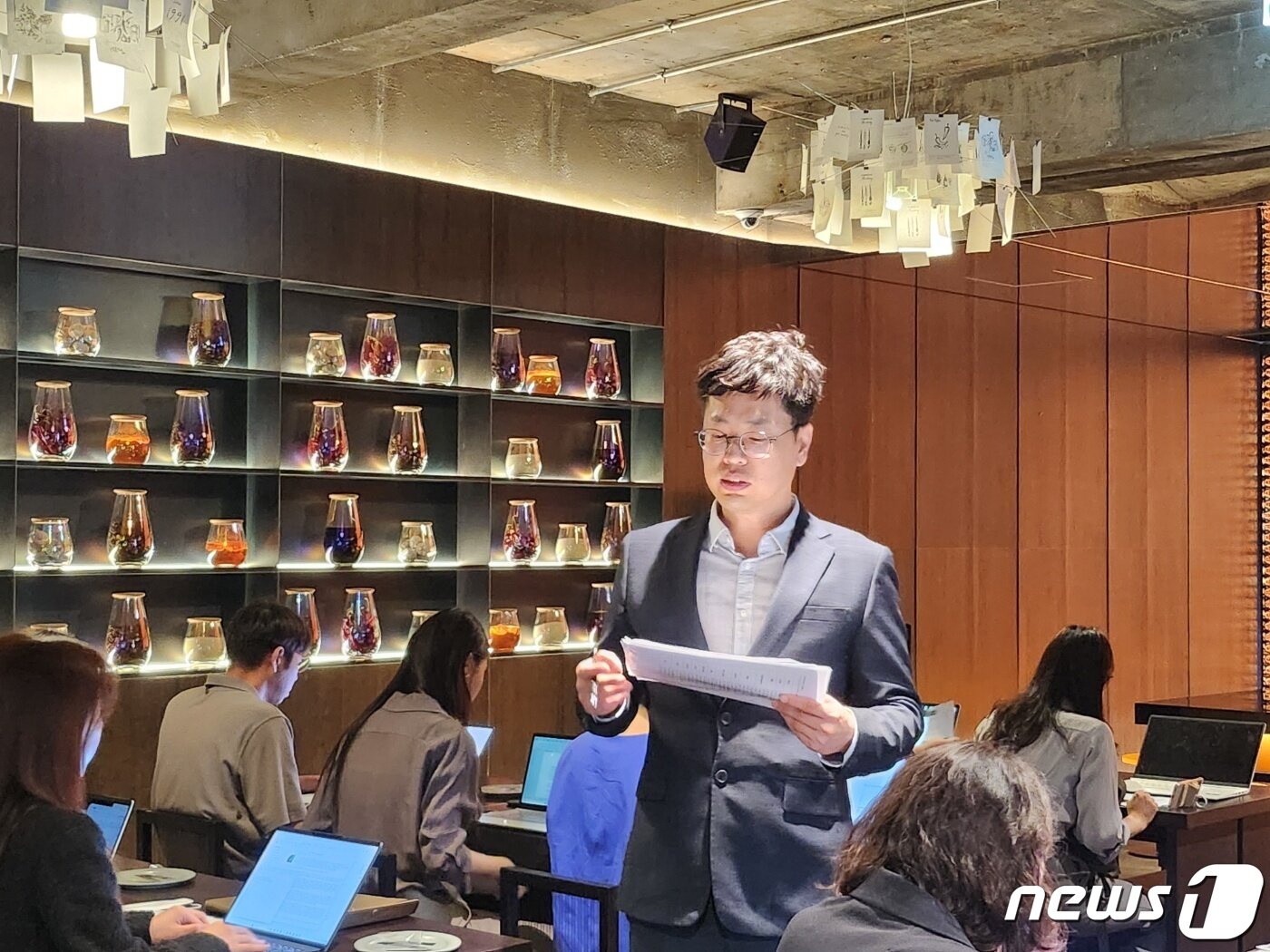 본문 이미지 -  서울 용산구 이태원동에 위치한 '교촌필방'에서 열린 기자간담회에서  진상범 교촌에프앤비 특수사업본부장이 발언하는 모습.2023.06.07/뉴스1 ⓒ News1 이상학 기자