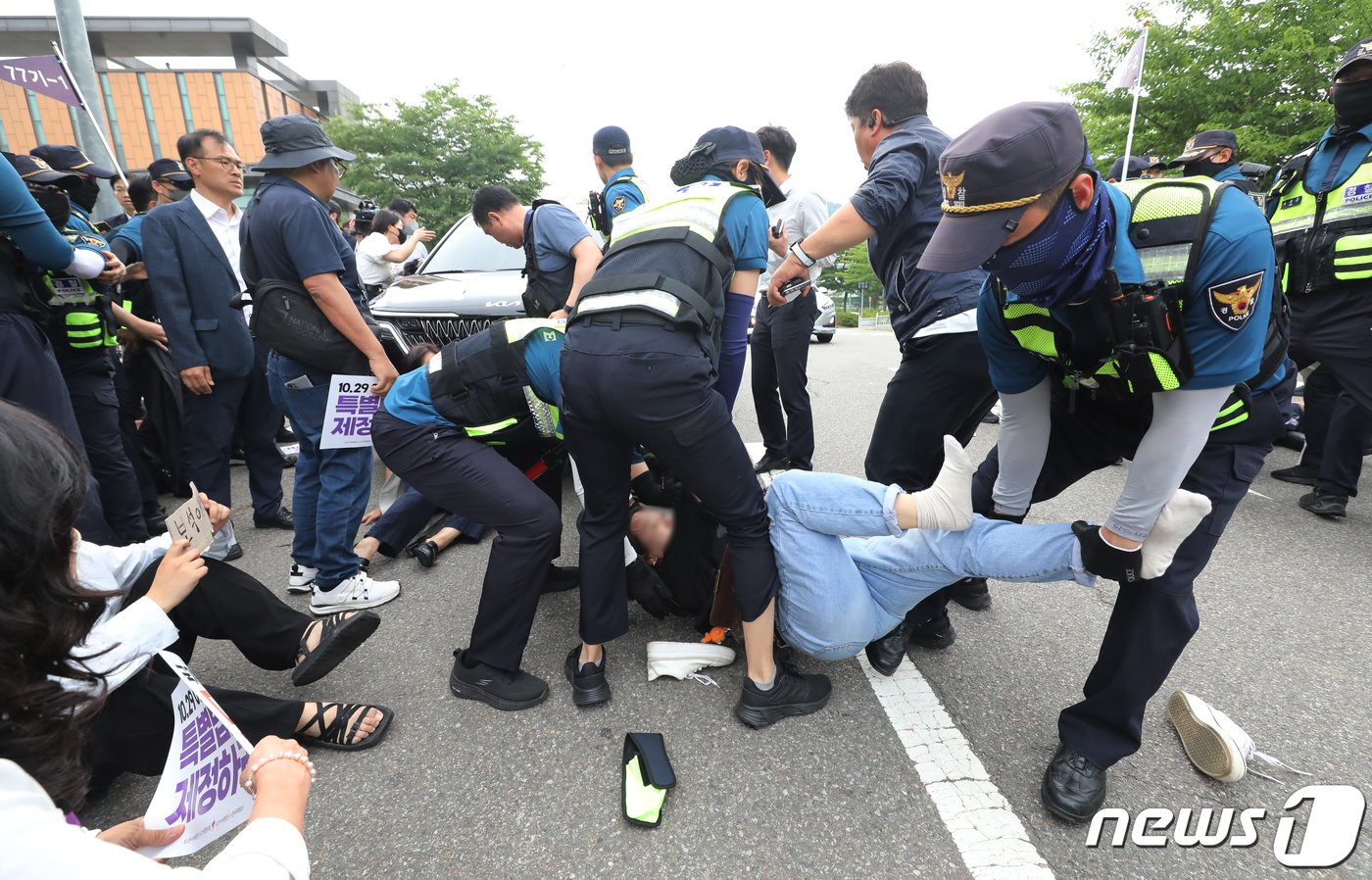 본문 이미지 - 7일 서울 구로구 서울남부구치소에서 보석 석방된 박희영 용산구청장의 차량 앞으로 10.29 이태원 참사 유가족협의회가 가로막자 경찰이 저지하고 있다. 서울서부지법 형사합의11부는 박 구청장과 최원준 전 용산구청 안전재난 과장의 보석 청구를 인용했다. 2023.6.7/뉴스1 ⓒ News1 장수영 기자