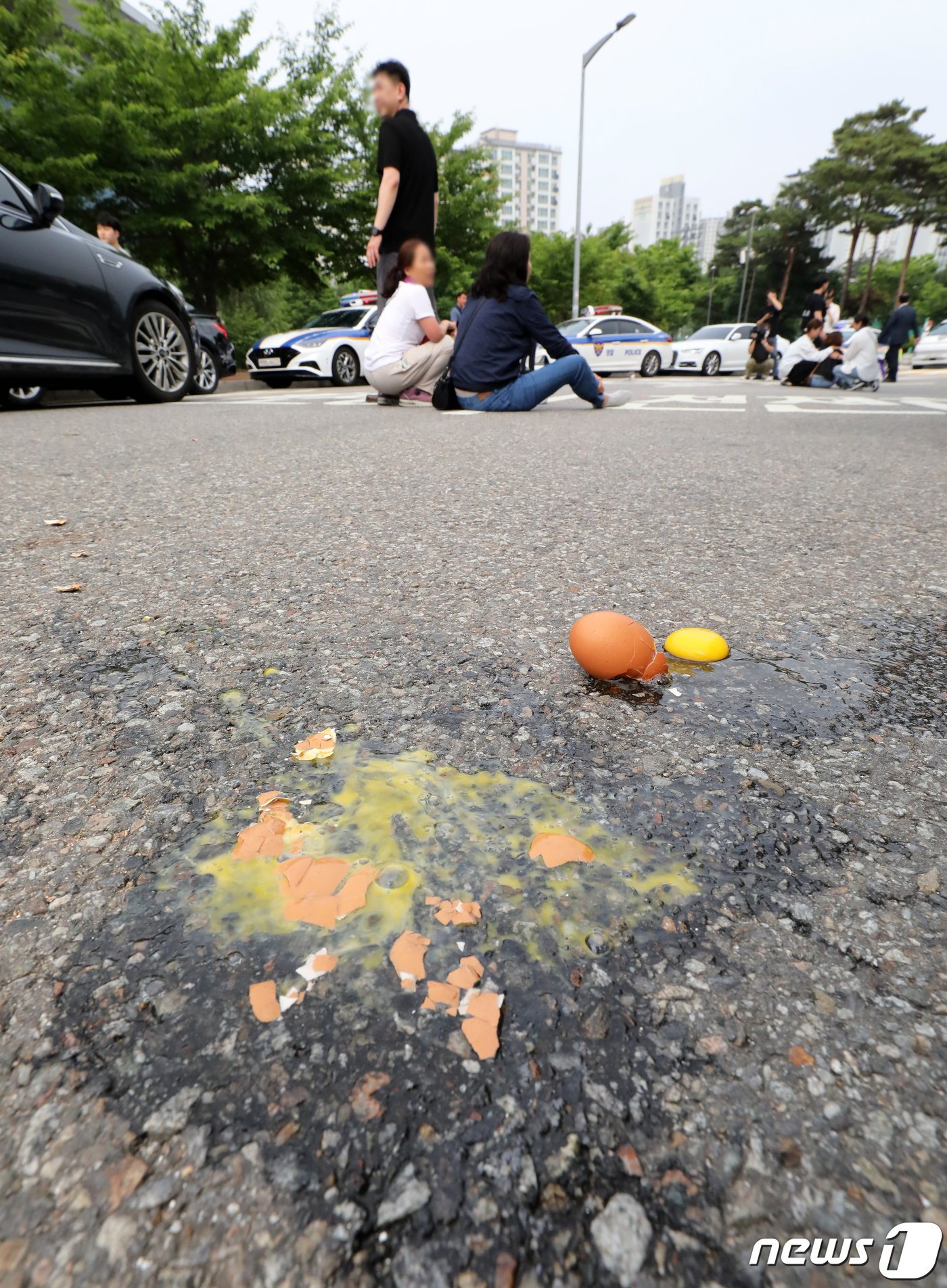 본문 이미지 - 박희영 용산구청장이 보석 석방된 7일 서울 구로구 서울남부구치소에 10.29 이태원참사 유가족협의회가 던진 계란이 깨져 있다.  2023.6.7/뉴스1 ⓒ News1 장수영 기자