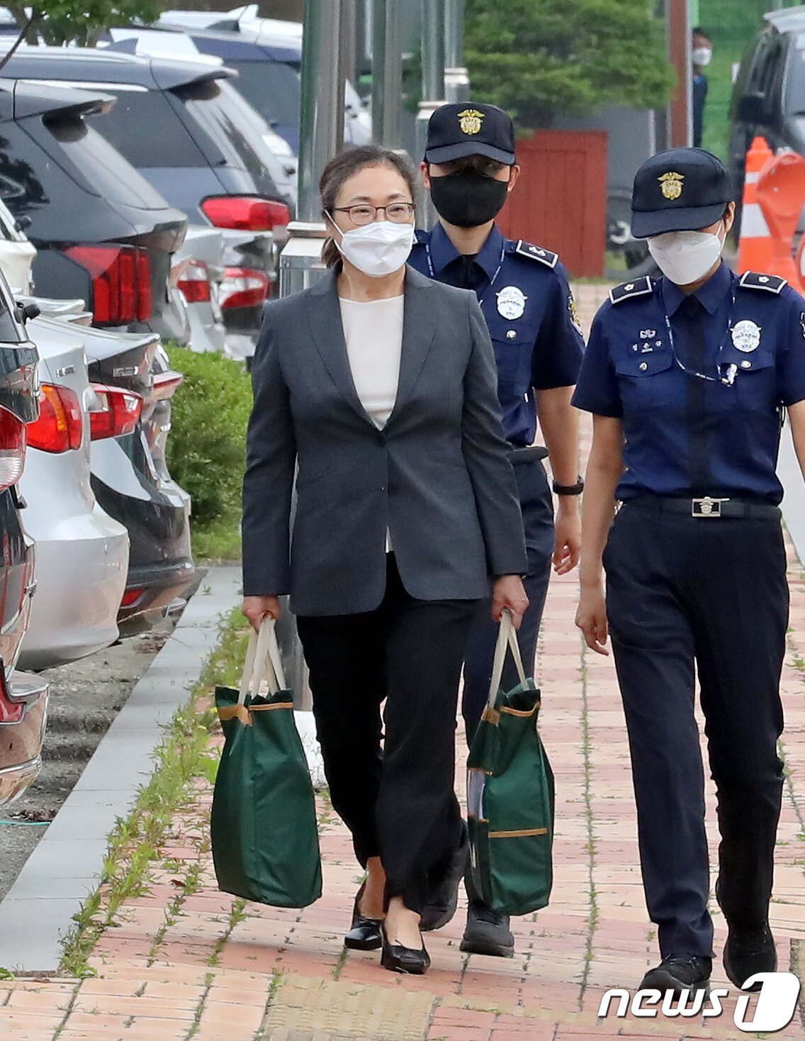 본문 이미지 - 이태원 참사 부실대응 혐의로 구속 기소된 박희영 용산구청장이 7일 서울 구로구 서울남부구치소에서 보석으로 석방돼 나오고 있다. 서울서부지법 형사합의11부는 박 구청장과 최원준 전 용산구청 안전재난 과장의 보석 청구를 인용했다. 2023.6.7/뉴스1 ⓒ News1 장수영 기자