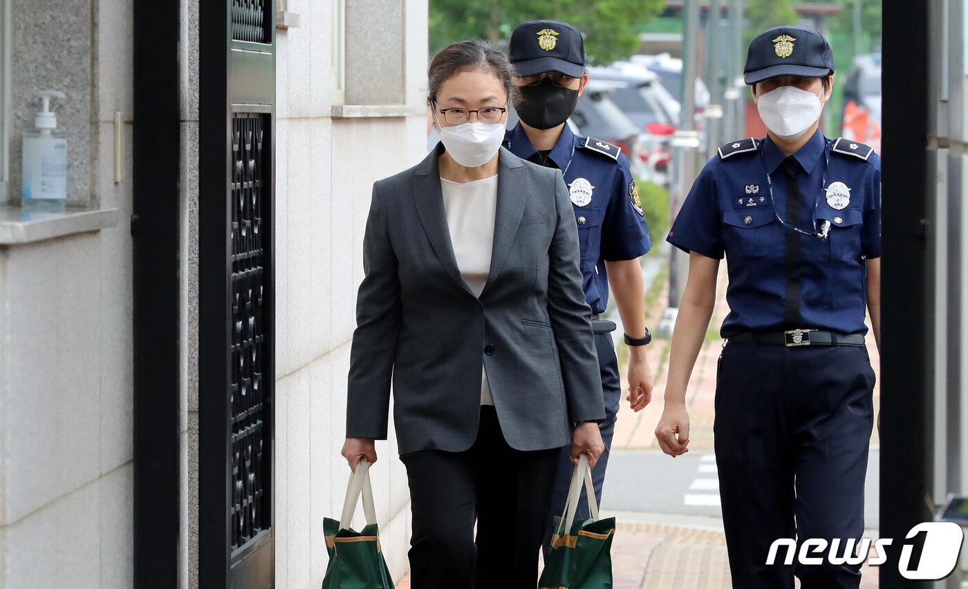 본문 이미지 - 이태원 참사 부실대응 혐의로 구속 기소된 박희영 용산구청장이 7일 서울 구로구 서울남부구치소에서 보석으로 석방돼 나오고 있다. 서울서부지법 형사합의11부는 박 구청장과 최원준 전 용산구청 안전재난 과장의 보석 청구를 인용했다. 2023.6.7/뉴스1 ⓒ News1 장수영 기자