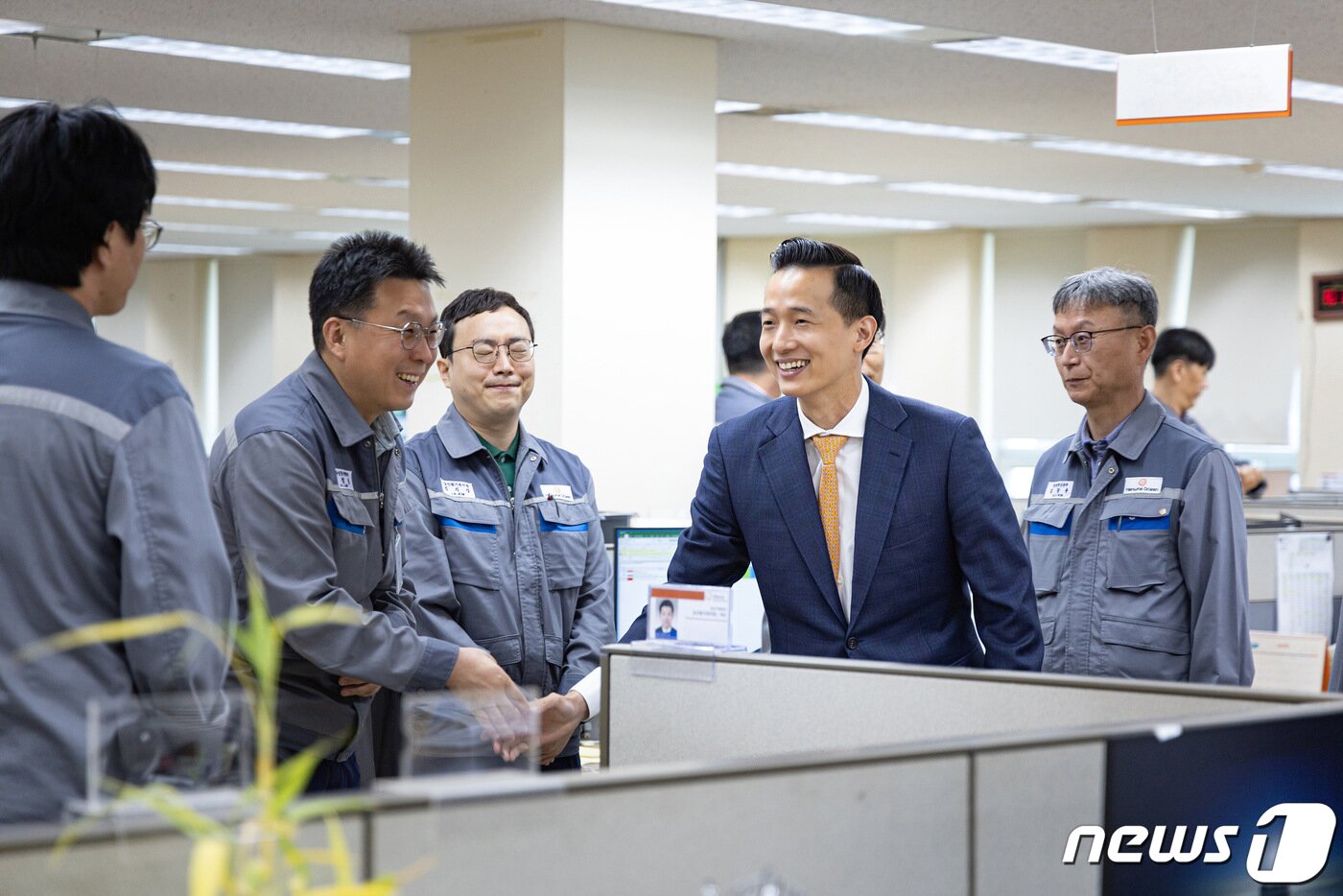 본문 이미지 - 김동관 한화그룹 부회장이 7일 한화오션 거제 사업장에 방문해 임직원과 인사를 나누고 있다.(한화그룹 제공) 2023.6.7 ⓒ 뉴스1