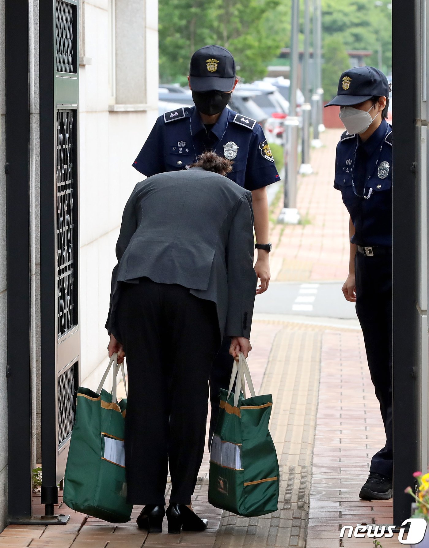본문 이미지 - 이태원 참사 부실대응 혐의로 구속 기소된 박희영 용산구청장이 7일 서울 구로구 서울남부구치소에서 보석 석방으로 나오던 중 구치소 직원들에게 인사하고 있다.  2023.6.7/뉴스1 ⓒ News1 장수영 기자