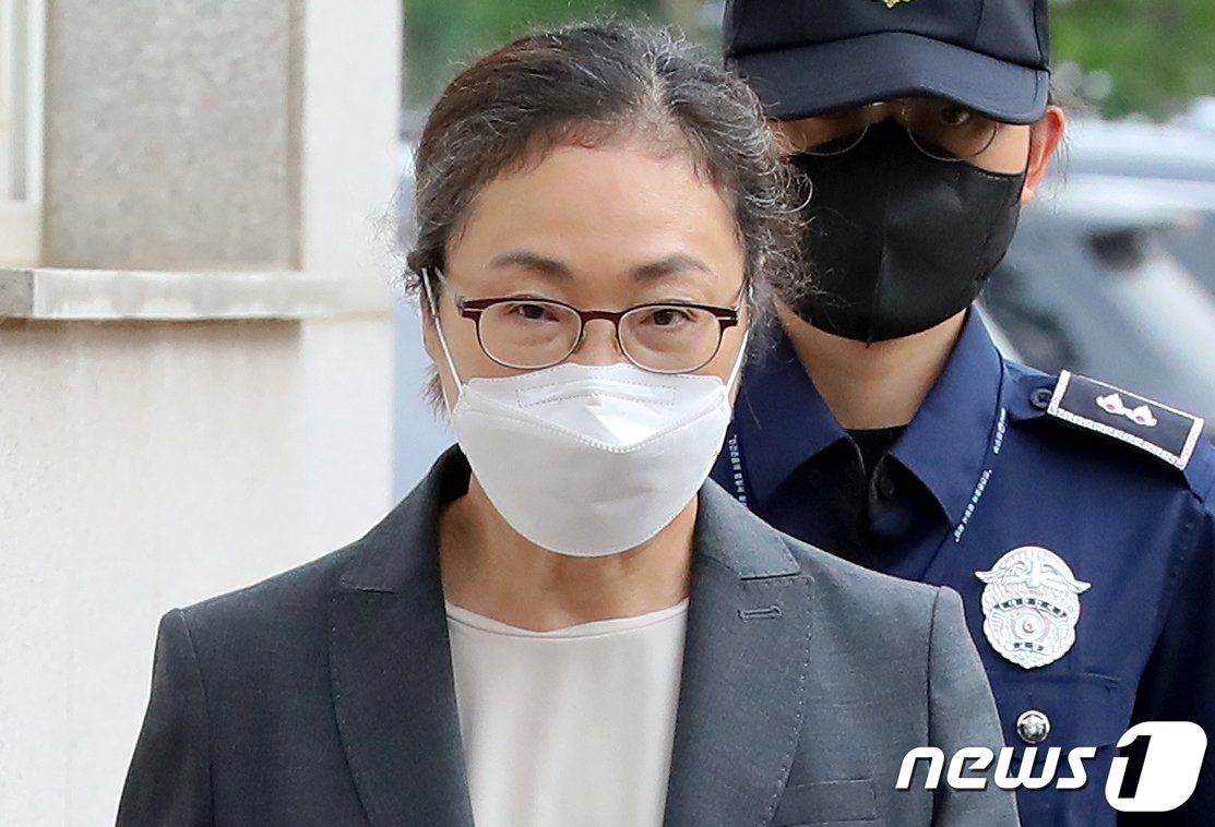 본문 이미지 - 이태원 참사 부실대응 혐의로 구속 기소된 박희영 용산구청장이 7일 서울 구로구 서울남부구치소에서 보석으로 석방돼 나오고 있다. 서울서부지법 형사합의11부는 박 구청장과 최원준 전 용산구청 안전재난 과장의 보석 청구를 인용했다. 2023.6.7/뉴스1 ⓒ News1 장수영 기자