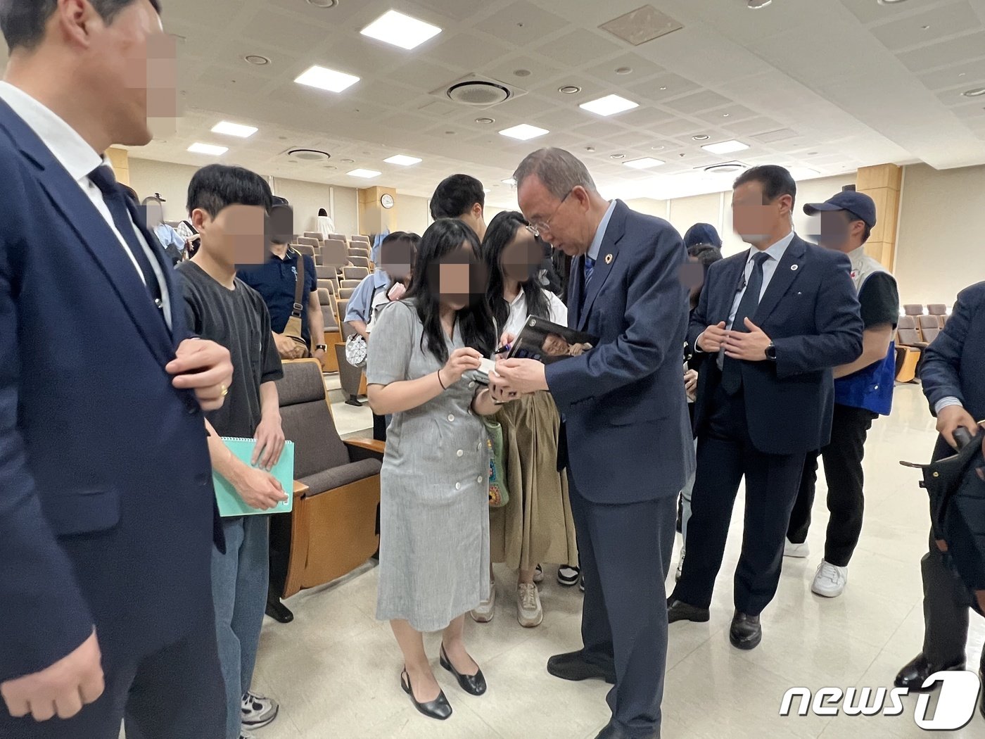 본문 이미지 - 7일 한림대 캠퍼스라이프센터 비전홀에서 열린 시민지성 한림연단 ‘나의삶, 나의 소명’이라는 주제로 특별 강연을 끝낸 반기문 전 유엔사무총장이 한 시민의 사인 요청에 흔쾌히 응했다.2023.6.7 한귀섭 기자