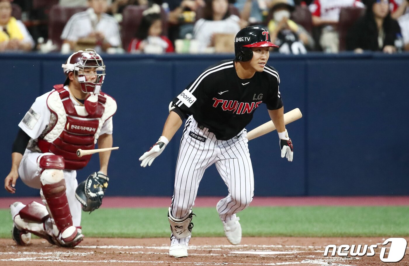 본문 이미지 - 7일 오후 서울 구로구 고척 스카이돔에서 열린 프로야구 '2023 신한은행 SOL KBO리그' LG 트윈스와 키움 히어로즈 경기 2회초 1사 만루 상황에서 LG 이주형이 득점으로 이어진 내야땅볼을 친 뒤 1루로 진루하고 있다. 2023.6.7/뉴스 ⓒ News1 김민지 기자