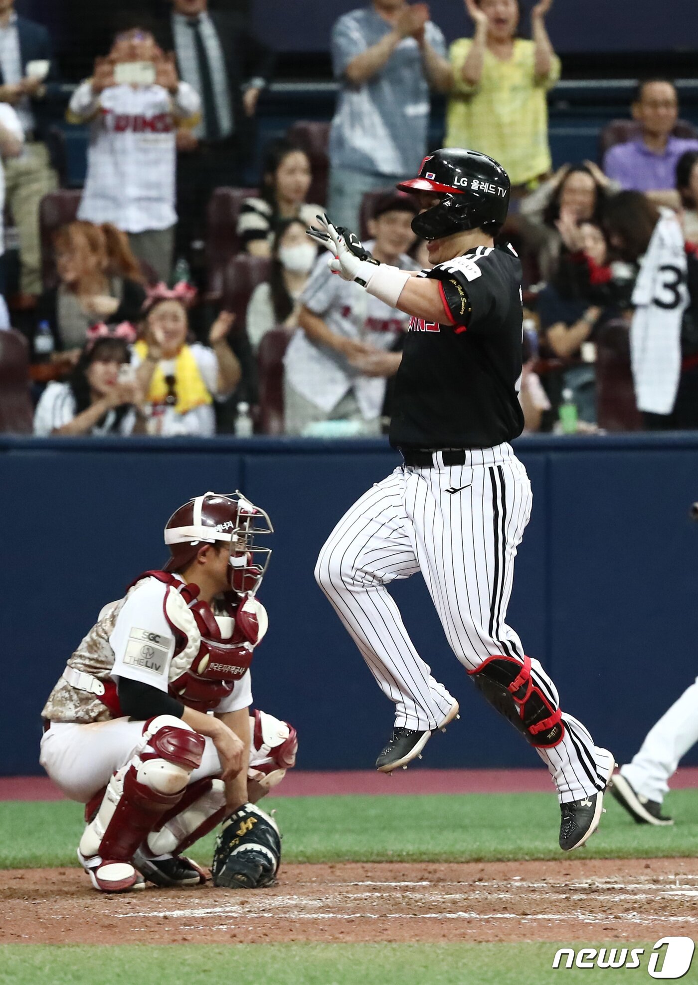 본문 이미지 - 7일 오후 서울 구로구 고척 스카이돔에서 열린 프로야구 '2023 신한은행 SOL KBO리그' LG 트윈스와 키움 히어로즈 경기 8회초 2사 2루 상황에서 동점 투런 홈런을 친 LG 박동원이 홈인하고 있다. 2023.6.7/뉴스1 ⓒ News1 김민지 기자
