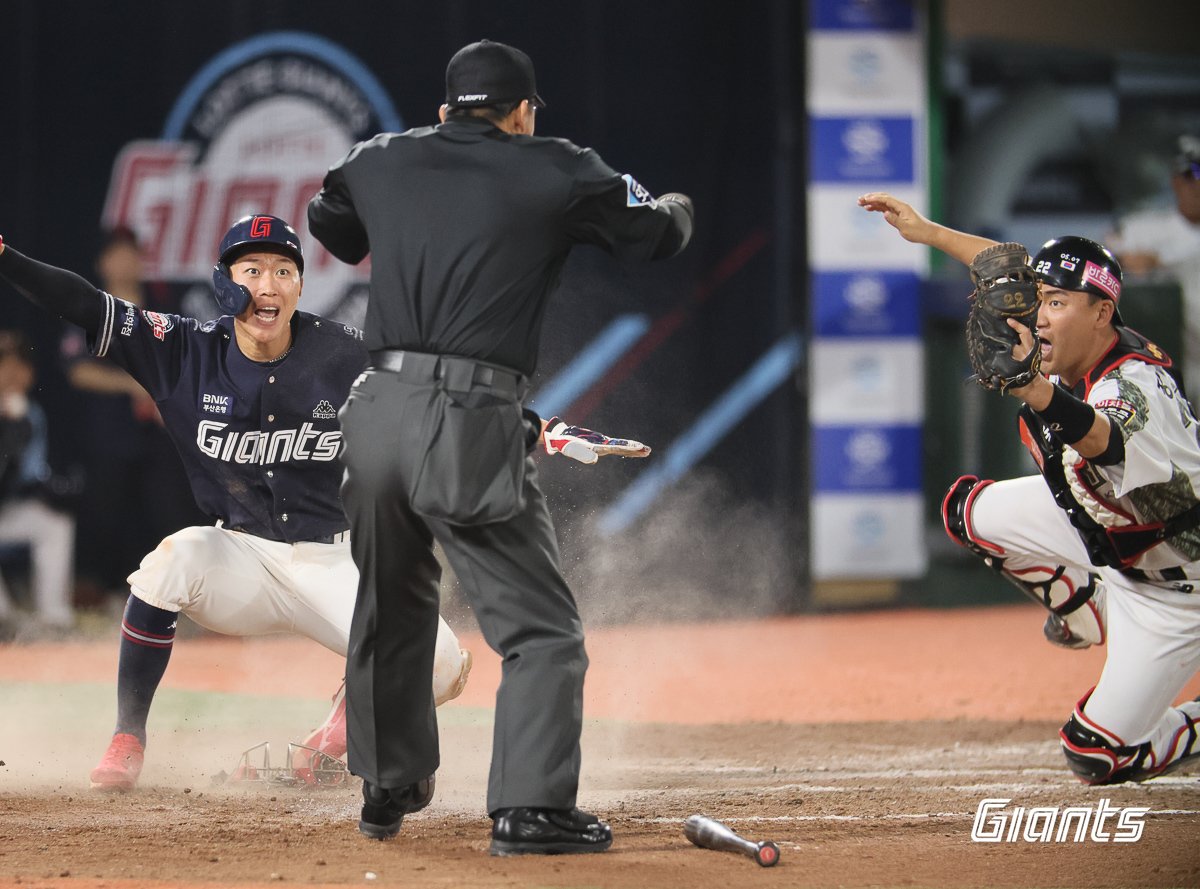본문 이미지 - 롯데 자이언츠 박승욱(왼쪽)이 7일 부산 사직구장에서 열린 2023 신한은행 SOL KBO리그 KT 위즈전에서 8회말 2-2 동점을 만든 뒤 기뻐하고 있다.(롯데 자이언츠 제공)