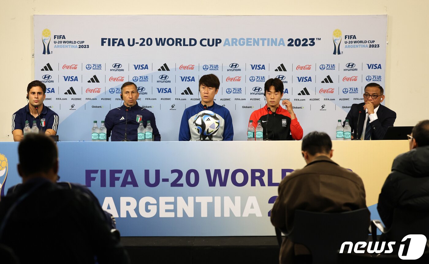 본문 이미지 - 김은중 한국 20세 이하(U-20) 월드컵 축구대표팀 감독이 8일(현지시각) 아르헨티나 라플라타 라플라 스타디움에서 열린 준결승전 기자회견에 참석해 취재진의 질문에 답하고 있다. 2023.6.8/뉴스1 ⓒ News1 이승배 기자