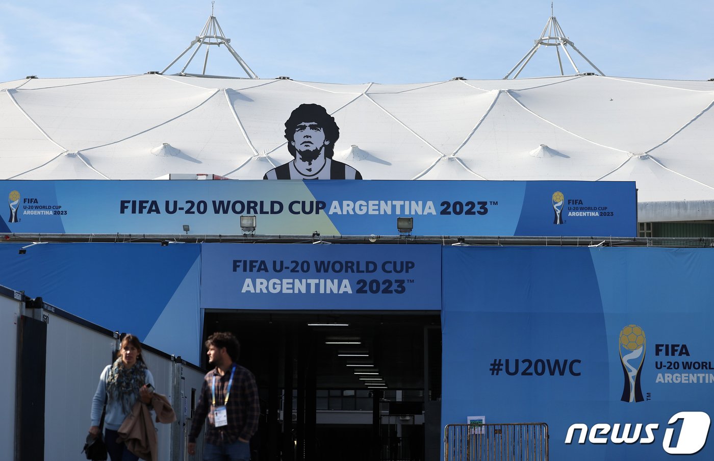 본문 이미지 - 8일(현지시각) 아르헨티나 라플라타 라플라 스타디움에 관계자들이 드나들고 있다. 김은중 감독이 이끄는 한국 20세 이하(U-20) 월드컵 축구대표팀은 오는 9일(한국시각) 라플라 스타디움에서 이탈리아와 2023 국제축구연맹(FIFA) 아르헨티나 U20 월드컵 준결승전을 치른다. 아시아 최초로 2연속 4강에 오른 한국은 이탈리아전 승리를 통해 2개 대회 연속 결승 진출을 노린다. 2023.6.8/뉴스1 ⓒ News1 이승배 기자