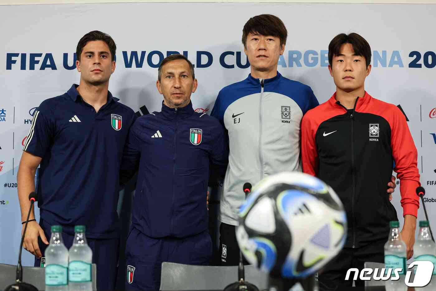 김은중 한국 20세 이하(U-20) 월드컵 축구대표팀 감독과 주장 이승원이 8일(현지시각) 아르헨티나 라플라타 라플라 스타디움에서 열린 준결승전 기자회견에 참석해 카르민 눈치아타 이탈리아 U20 대표팀 감독, 주장 사무엘 지오바네와 기념 촬영하고 있다. 2023.6.7/뉴스1 © News1 이승배 기자