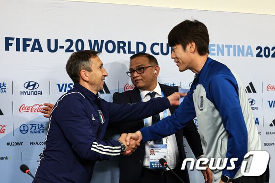 김은중 한국 20세 이하(U-20) 월드컵 축구대표팀 감독이 8일(현지시각) 아르헨티나 라플라타 라플라 스타디움에서 열린 준결승전 기자회견에 참석해 카르민 눈치아타 이탈리아 U20 대표팀 감독과 악수하고 있다. 2023.6.8/뉴스1 © News1 이승배 기자