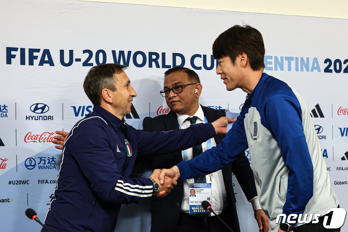 본문 이미지 - 김은중 한국 20세 이하(U-20) 월드컵 축구대표팀 감독이 8일(현지시각) 아르헨티나 라플라타 라플라 스타디움에서 열린 준결승전 기자회견에 참석해 카르민 눈치아타 이탈리아 U20 대표팀 감독과 악수하고 있다. 2023.6.8/뉴스1 ⓒ News1 이승배 기자