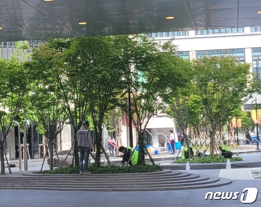 본문 이미지 - 재개장을 앞두고 환경 정비중인 현대프리미엄아울렛 대전점, / 뉴스1 ⓒ News1 백운석 기자 