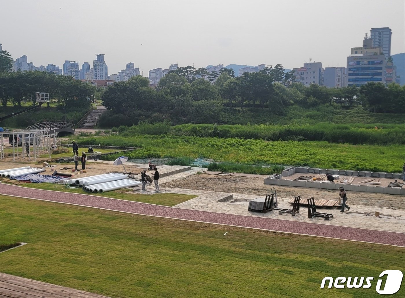  현대프리미엄아울렛 대전점이 인근 관평천에 시민휴식공원을 조성중이다. / 뉴스1 ⓒ News1 백운석 기자 