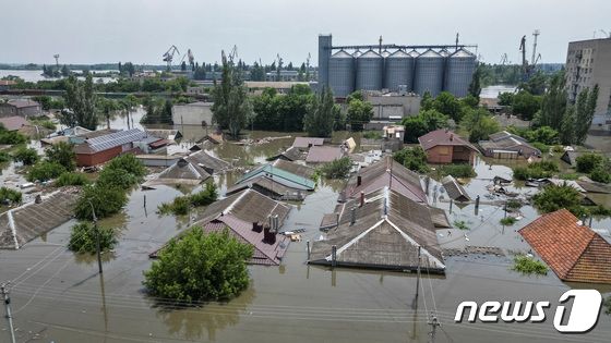 지난 6일 우크라이나 카호우카 댐이 폭파되면서 7일 인근 케르손 지역에 대홍수가 발생했다. © 로이터=뉴스1 © News1 박형기 기자
