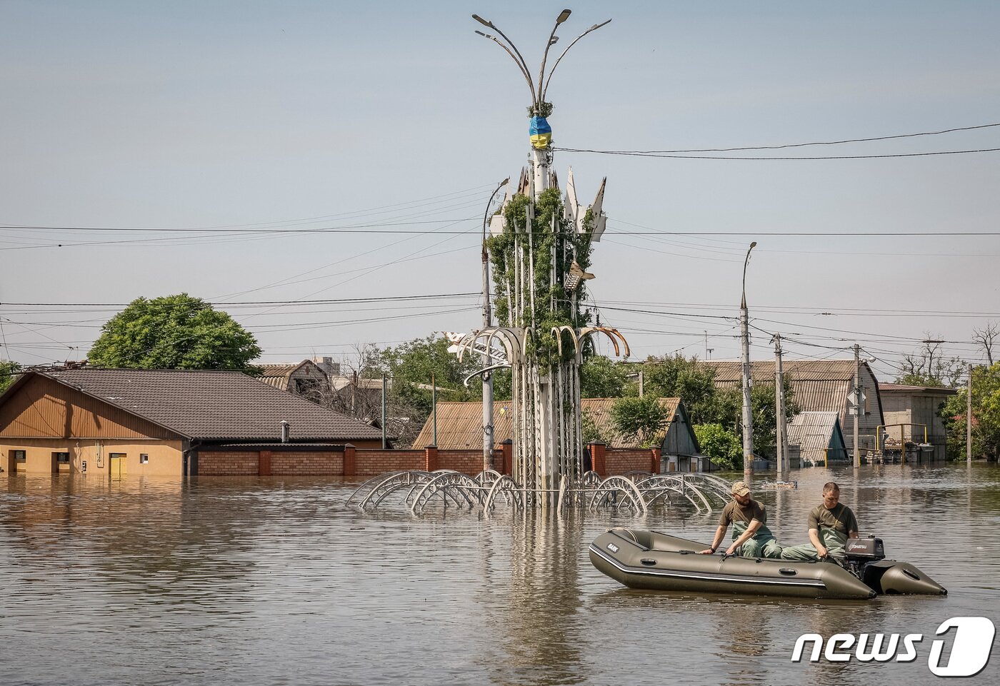 본문 이미지 - 헤르손 지역에서 주민 구조에 나서고 있는 자원봉사자들. ⓒ 로이터=뉴스1 ⓒ News1 박형기 기자