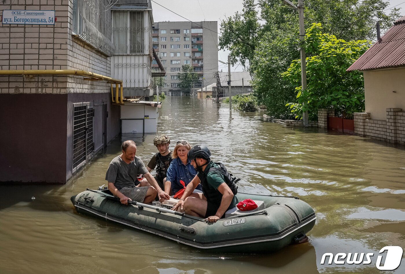 본문 이미지 - 자원봉사자들이 헤르손 지역에서 주민들을 구조하고 있다. ⓒ 로이터=뉴스1 ⓒ News1 박형기 기자