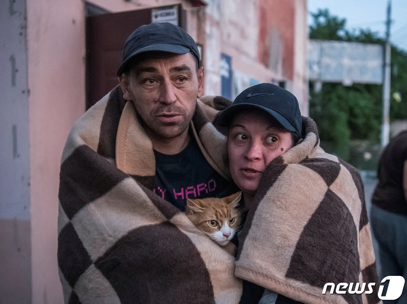 본문 이미지 - 헤르손 지역에서 구조된 주민들이 추위에 떨고 있다. ⓒ 로이터=뉴스1 ⓒ News1 박형기 기자