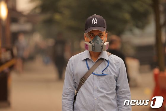 7일(현지시간) 미국 뉴욕 맨해튼에서 한 남성이 캐나다 대형 산불로 대기질이 악화되자 마스크를 쓰고 있다. 이날 맨해튼 일부 상점에서는 '마스크 대란'이 발생하기도 했다. 2023.6.7 © 로이터=뉴스1 © News1 정윤미 기자