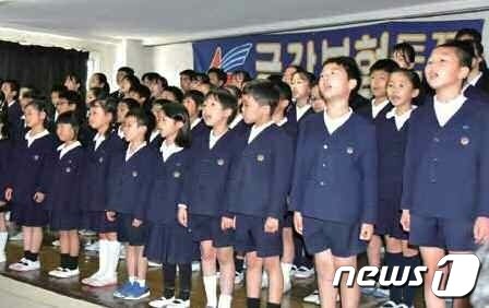 본문 이미지 - (평양 노동신문=뉴스1) = 북한 노동당 기관지 노동신문은 8일 총련(재일본조선인총연합회) 소식을 전하면서 "지난 4월 중순 어느날 총련 이바라기 조선초중고급학교가 창립 70주년을 맞았다＂면서 '애국의 노래'를 부르는 재일동포학생들을 소개했다. [국내에서만 사용가능. 재배포 금지. DB 금지. For Use Only in the Republic of Korea. Redistribution Prohibited] rodongphoto@news1.kr